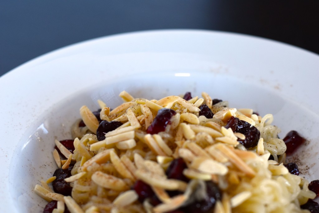 Brown Butter Ramen with Berries & Almonds | getinmymouf.com