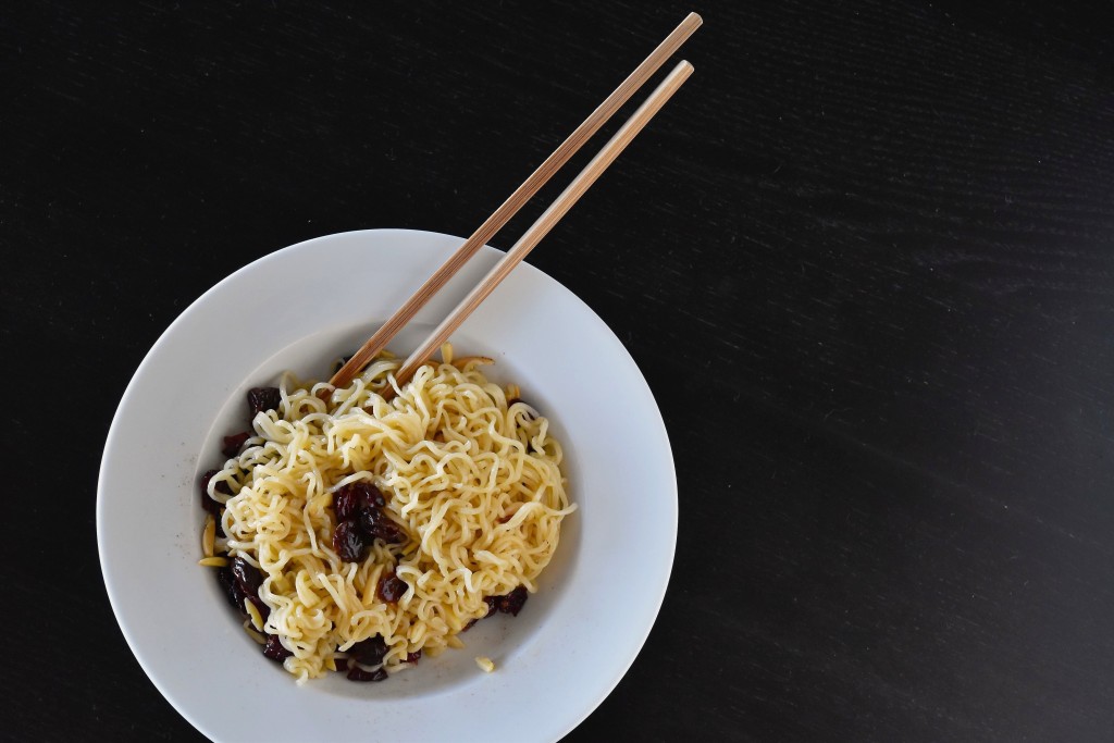 Brown Butter Ramen with Berries & Almonds | getinmymouf.com